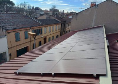 Cuve en hauteur remplie grâce à une pompe solaire